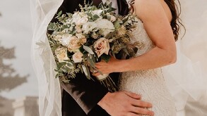 Hombre con traje y mujer con vestido blanco