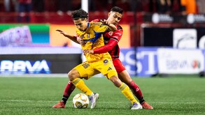 Diego Laínez y Jesús Vega peleando un balón en el partido de Tigres vs Tijuana.