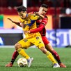 Diego Laínez y Jesús Vega peleando un balón en el partido de Tigres vs Tijuana.