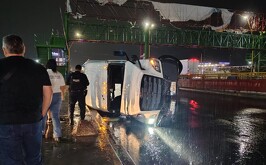 A pesar de lo aparatoso del accidente, ambos involucrados resultaron ilesos.