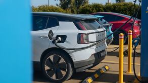 Te contamos cuál es el precio de las baterías de los automóviles eléctricos y a qué se debe.