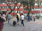 Personas esperando regresar sus viviendas tras Alerta Sísmica en México.