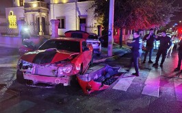 Tras el choque, el conductor del Camaro descendió de su unidad y, en lugar de prestar auxilio o hacerse cargo de los daños, decidió huir a pie.