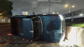 n conductor abandonó su camioneta pickup tras chocar contra un muro de contención y volcar en la colonia La Llave, Tlaquepaque.