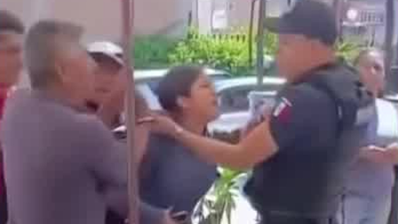 Un vendedor de plantas denunció haber sido golpeado y detenido por policías en Nicolás Romero, presuntamente tras negarse a entregar dinero.