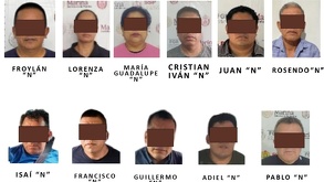 once personas detenidas con los ojos cubiertos