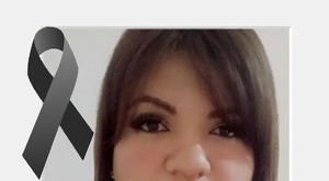 Se observa a una mujer que viste blusa color negro, hay un moño negro en la foto.