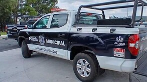Vista del costado de una patrulla de la Policía Municipal de San Juan de los Lagos estacionada detrás de otra patrulla