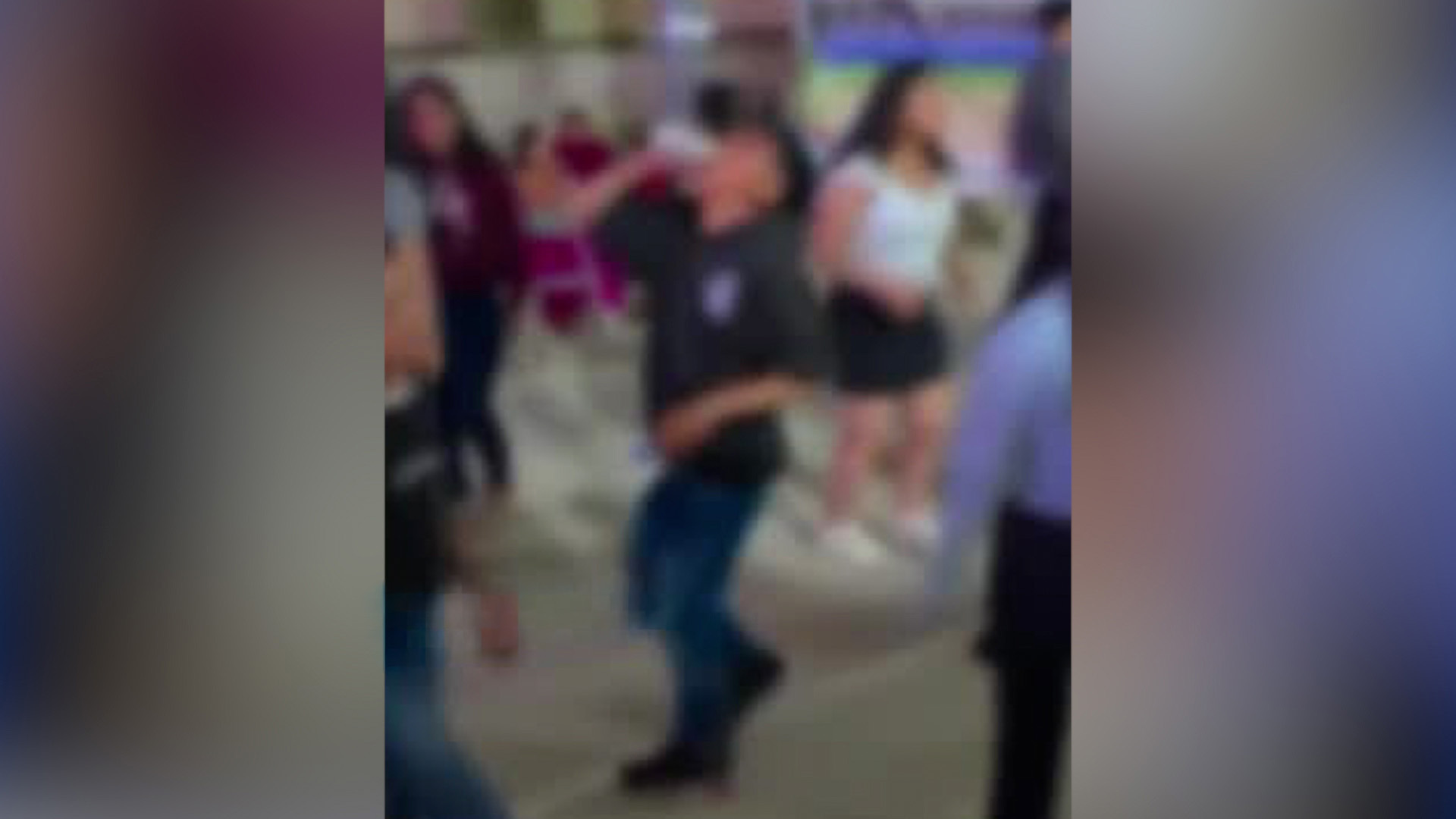 Video viral: escuela en San Carlos de Autepec, Oaxaca, distribuye cerveza a menores en fiesta de fin de curso. Autoridades investigan.