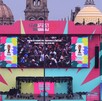 Pantalla del Fan Festival con las cúpulas de la Catedral de Guadalajara de fondo y una multitud de aficionados presentes