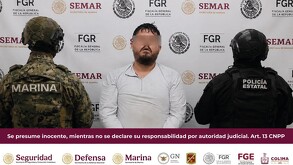 Gilberto ‘N’ con los ojos censurados con blur siendo detenido en medio de militar de la Marina y policía del Estado de Colima