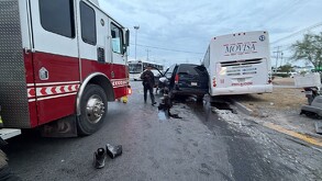 Tres personas, entre ellas una menor, resultaron lesionadas tras un accidente entre una camioneta y un transporte de personal en General Zuazua.