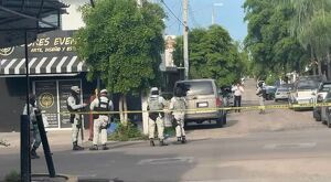 servicios militares y forenses investigando la ola de violencia que está ocurriendo en la región de Sinaloa