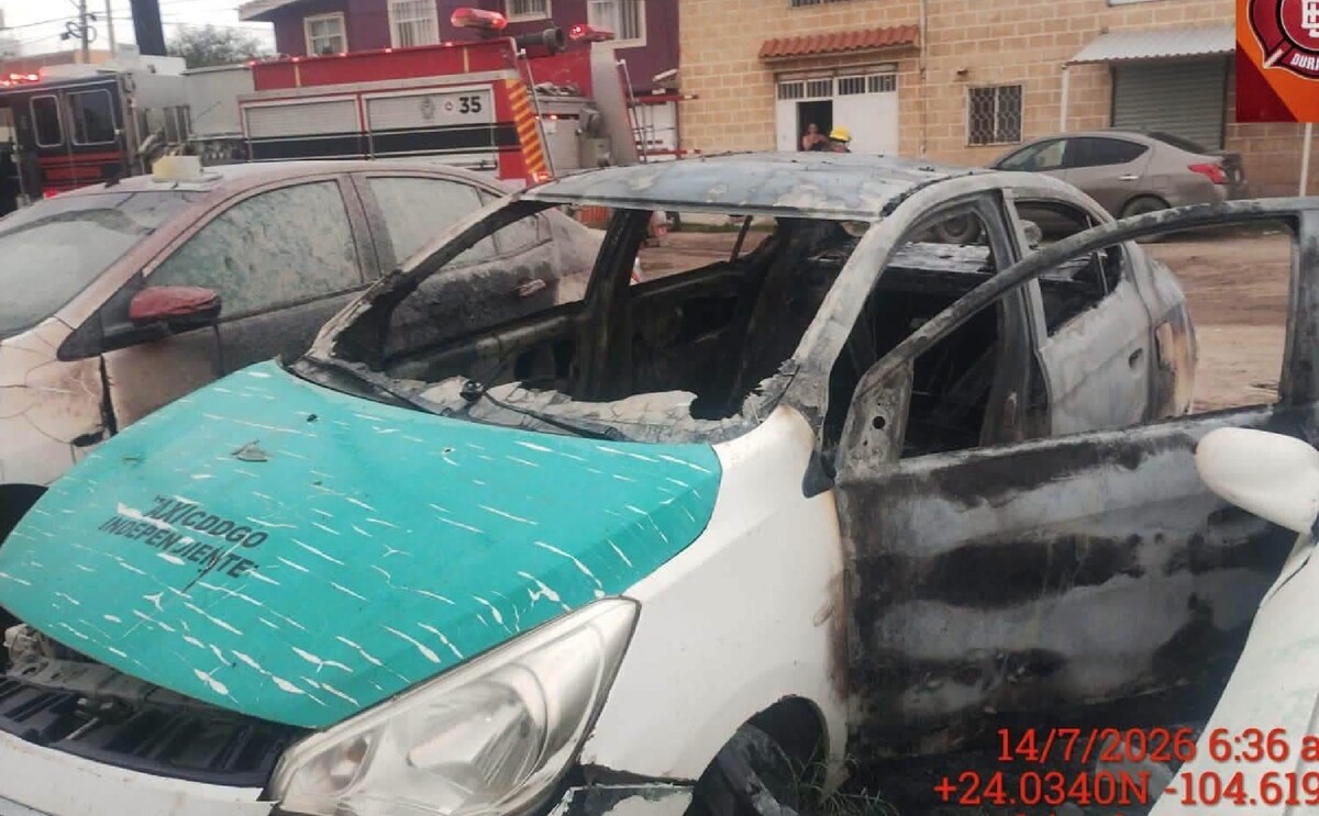 Automóvil que fue consumido por un fuerte incendio en Durango.