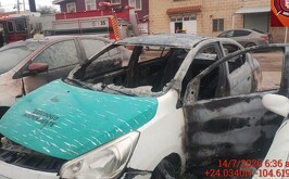 Automóvil que fue consumido por un fuerte incendio en Durango.