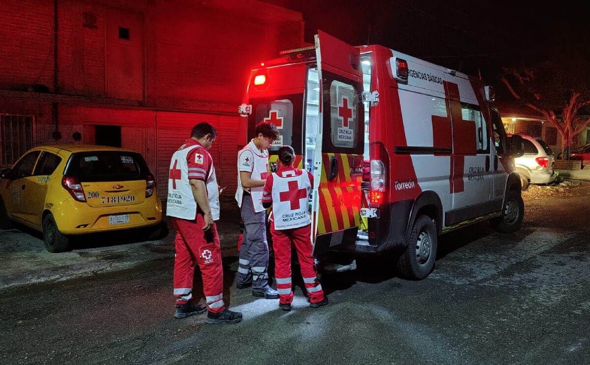 Paramédicos de la Cruz Roja atendiendo a un hombre que fue brutalmente golpeado en la colonia Eduardo Guerra.