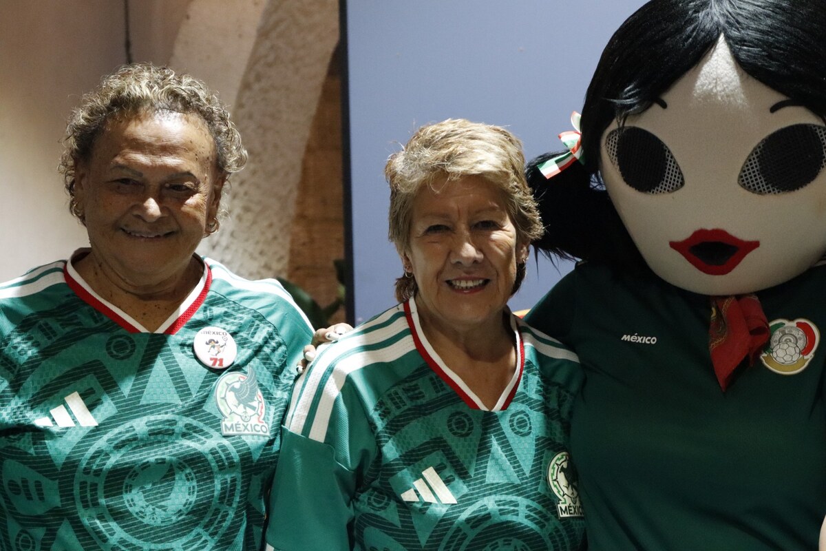 Fotografía de 2 pioneras junto a su mascota oficial del Mundial de 1971 llamada 