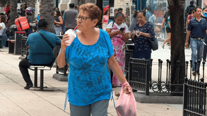 Descubre los mejores consejos de los regiomontanos para sobrevivir a la canícula en Monterrey: hidratación, uso de bloqueador solar y la ropa ideal.