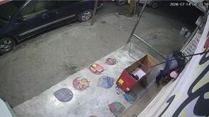 Dos delincuentes forzaron los candados de un comercio en la calle Juan Méndez para robar dinero en efectivo