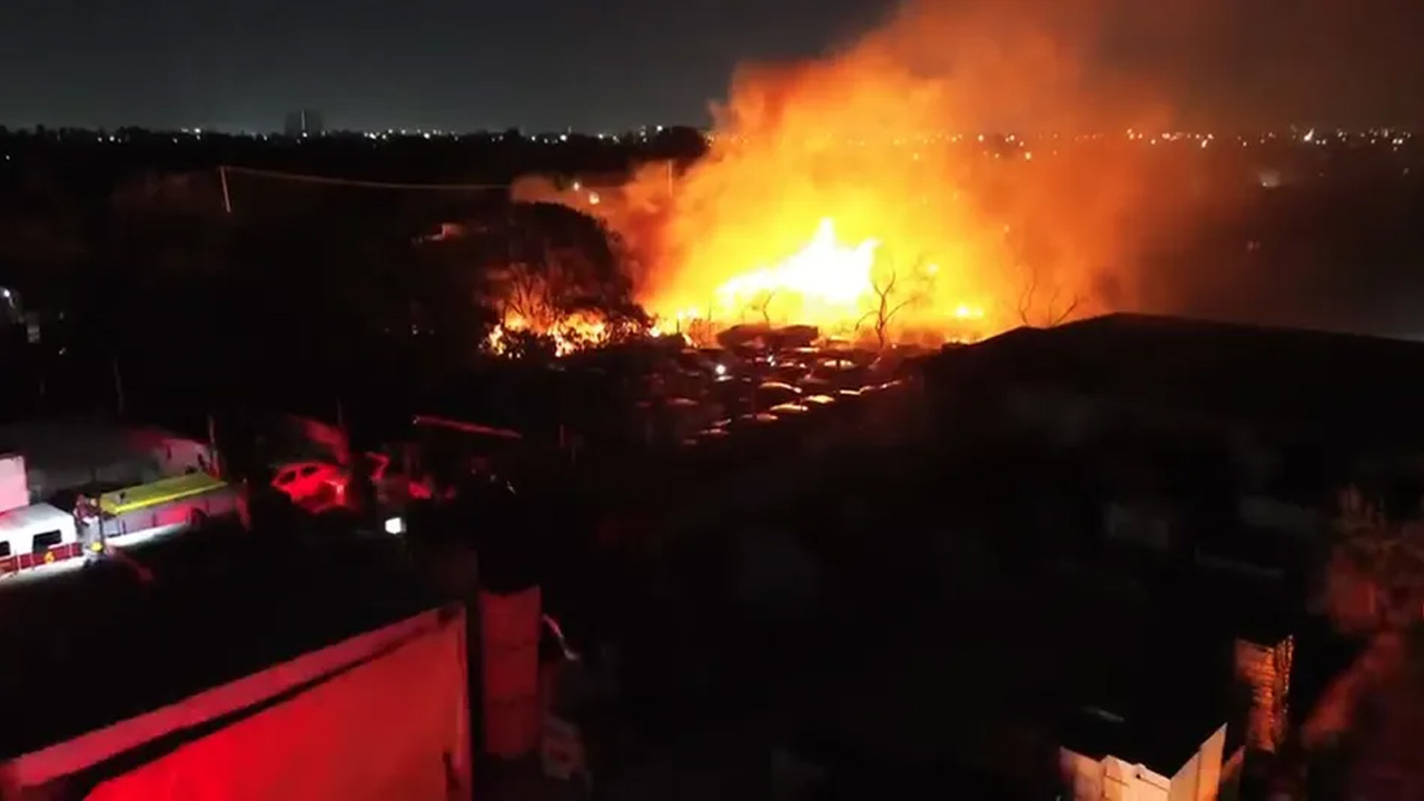 Un incendio en una tarimera de Apodaca se propagó a un lote de vehículos y dañó entre seis y ocho automóviles.