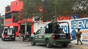 Autoridades catearon una vulcanizadora en Santa Catarina como parte de la investigación por un homicidio; trascendió el hallazgo de armas y droga.