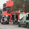 Autoridades catearon una vulcanizadora en Santa Catarina como parte de la investigación por un homicidio; trascendió el hallazgo de armas y droga.