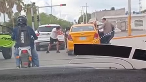 Según versiones de testigos que presenciaron el altercado, el taxista comenzó a sangrar debido al golpe recibido, retirándose del lugar poco después.