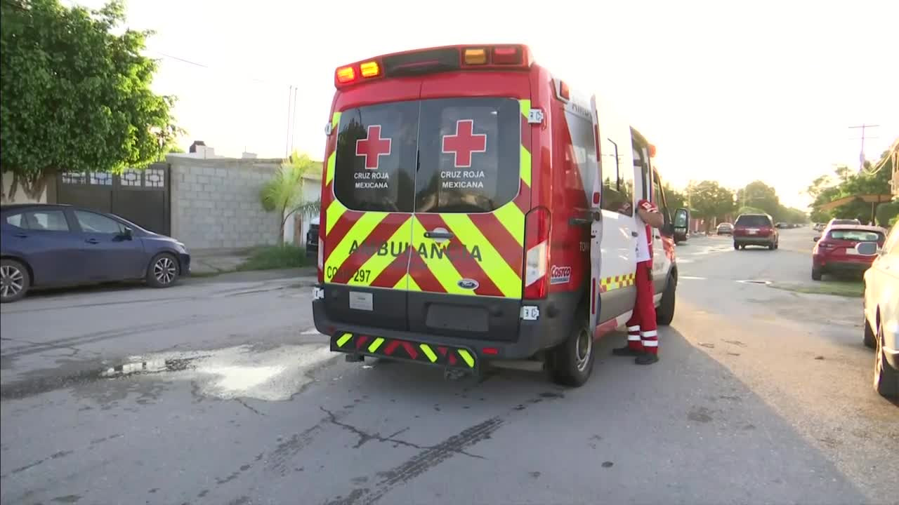 De acuerdo con información preliminar proporcionada por un taxista que auxilió al joven, la presunta responsable sería la pareja sentimental de la víctima.