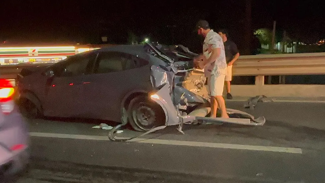 Un choque entre tres vehículos en la Carretera Nacional, a la altura de El Uro, dejó a un joven lesionado.