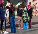 Personas desalojando sus viviendas tras Alerta Sísmica en México.
