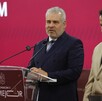 Gobernador de Michoacán Alfredo Ramírez Bedolla hablando delante de un podio durante conferencia de prensa con miembro de su gabinete al lado