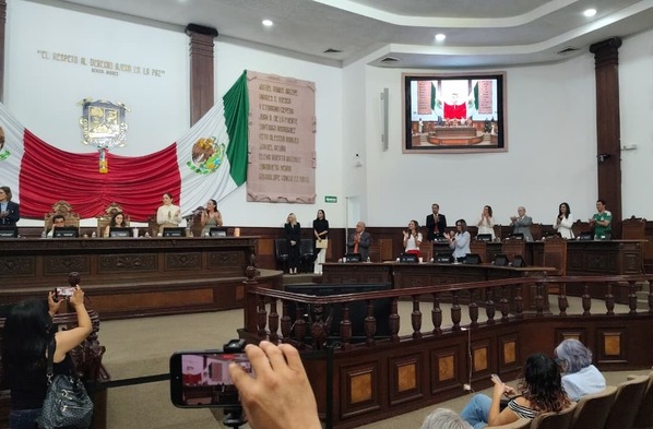 Antonio Flores volvió al Congreso de Coahuila tras un amparo federal, pero denunció restricciones que mantienen abierta la disputa legal.
