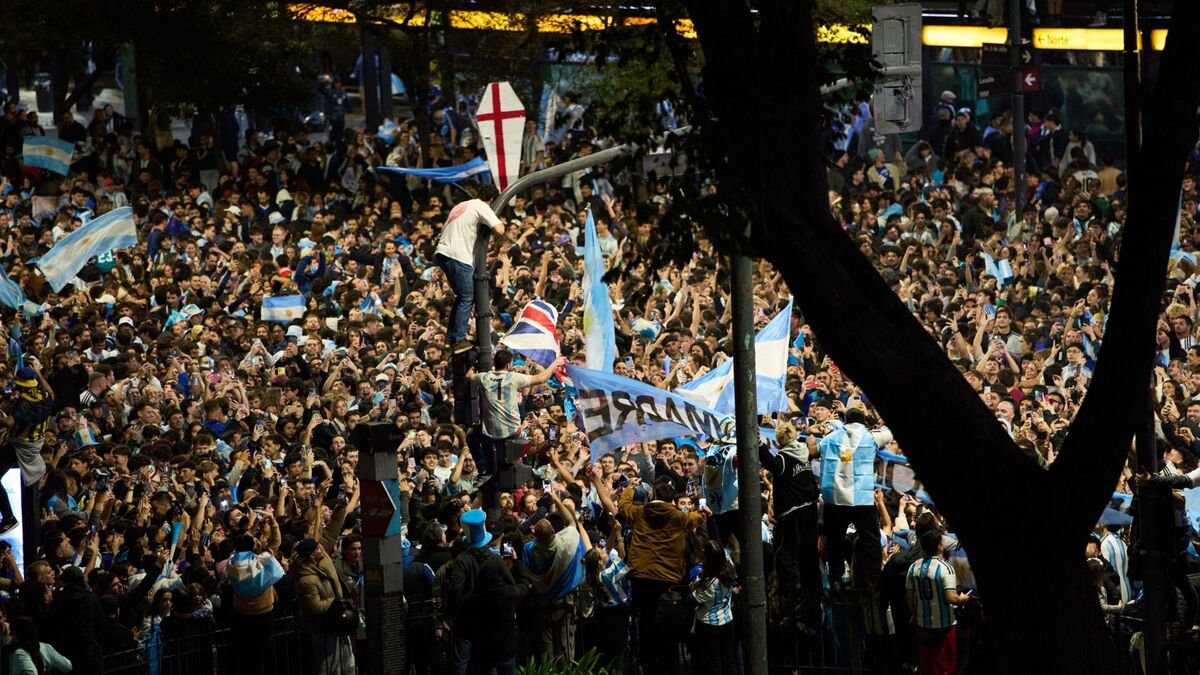 Argentina vence a Inglaterra y aficionados festejan en el Ángel de la Independencia.