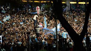 Argentina vence a Inglaterra y aficionados festejan en el Ángel de la Independencia.