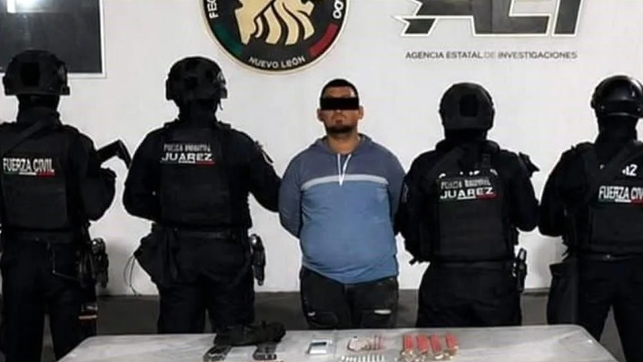 Policías de Juárez detuvieron a un hombre de 28 años con dosis de droga, cargadores abastecidos y una motocicleta con reporte de robo.
