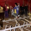 Se observan varias personas dentro de un circo con gradas colapsadas.
