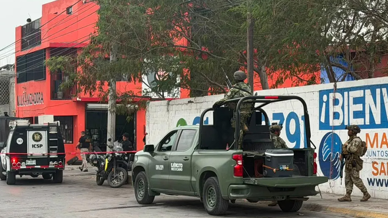 La Fiscalía de Nuevo León realizó un cateo en la vulcanizadora donde fue asesinado un hombre en la colonia San Gilberto, en Santa Catarina.