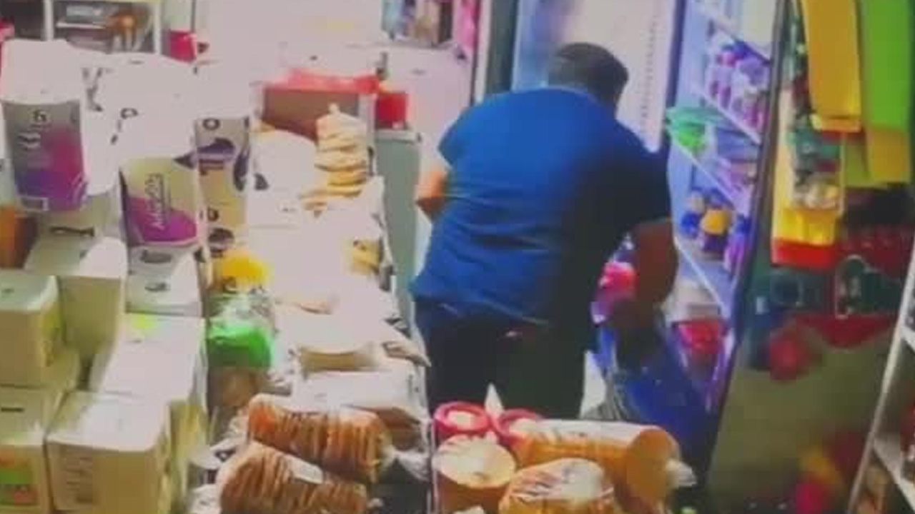 En un video captado por cámaras de seguridad, se observa el momento en que un taxista presuntamente se apoderó de un teléfono celular.