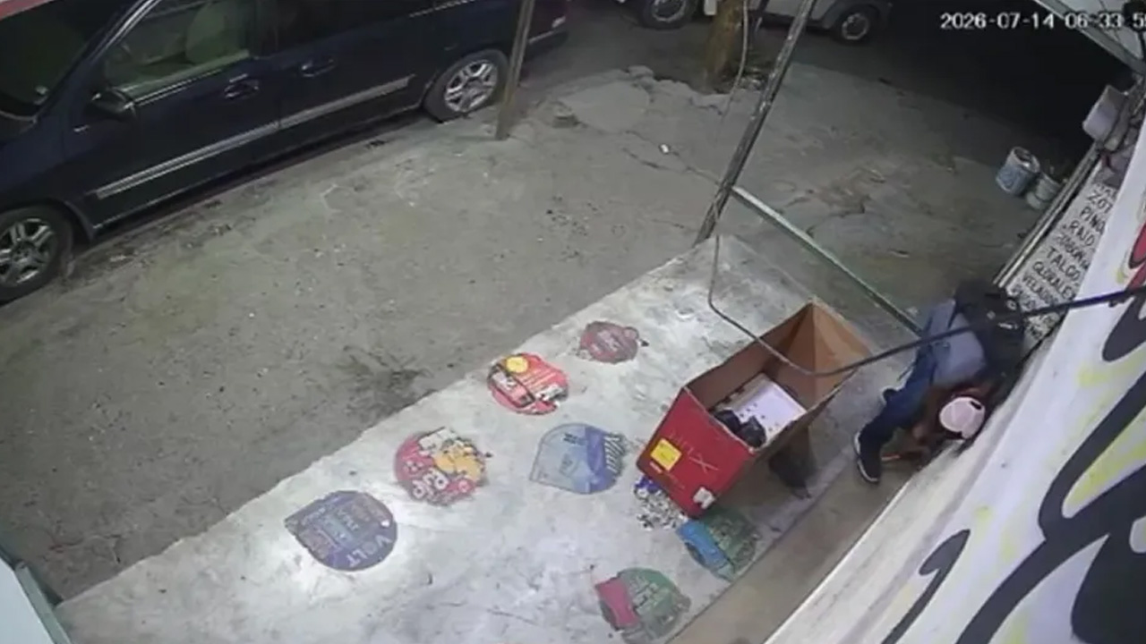 Dos hombres ingresaron a un negocio de abarrotes en el centro de Monterrey tras violentar los candados.