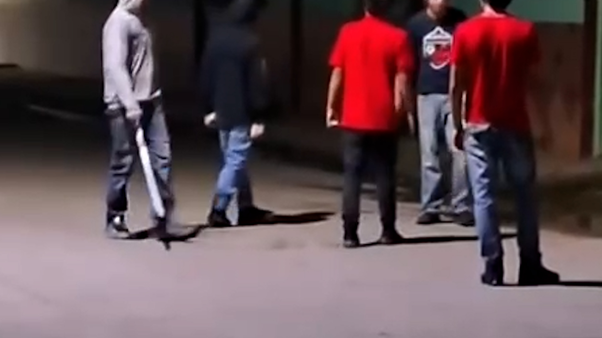 Habitantes de la colonia Juan Lira denuncian la presencia de niños y adolescentes que recorren las calles portando armas blancas.