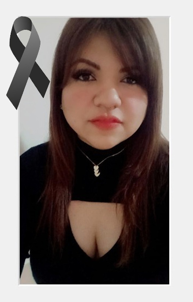 Se observa a una mujer que viste blusa color negro, hay un moño negro en la foto.