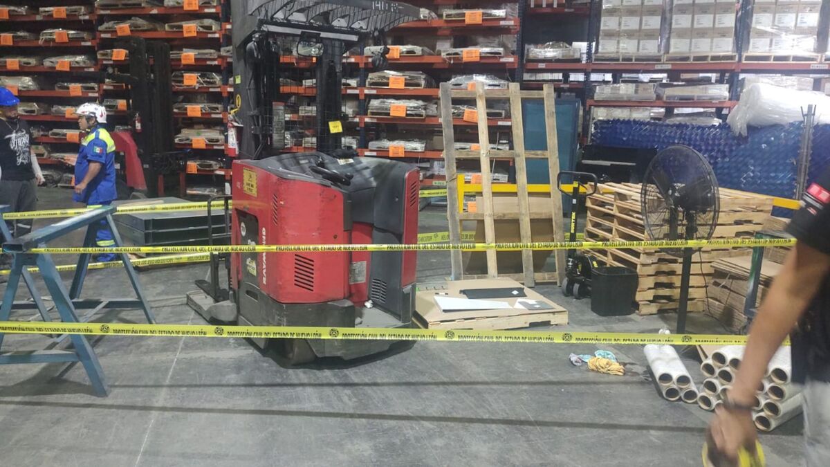Empleado de nave industrial es hospitalizado tras accidente con montacargas