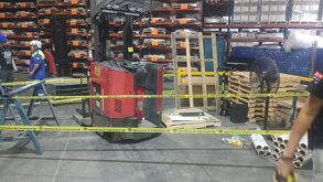 Empleado de nave industrial es hospitalizado tras accidente con montacargas