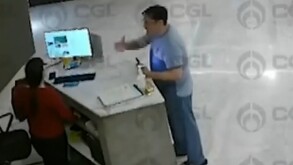 Empresario de Mazatlán es buscado por golpear a una recepcionista en hotel de Santa Fe.
