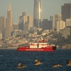 Una embarcación de los bomberos de San Francisco pasa delante de la ciudad mientras busca personas desaparecidas tras un naufragio cerca de la isla de Alcatraz