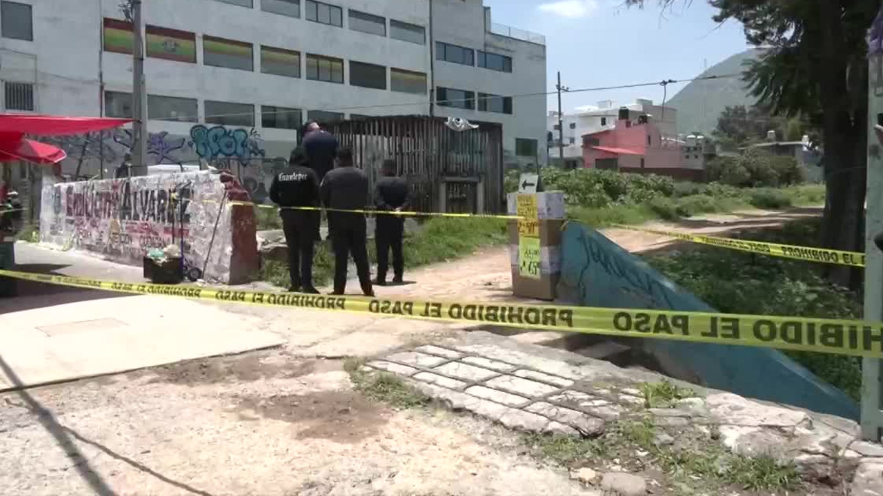 Autoridades localizaron el cuerpo sin vida de un hombre flotando en un canal de aguas negras bajo el puente del río San Javier, en Gustavo A. Madero.