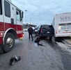 Tres personas, entre ellas una menor, resultaron lesionadas tras un accidente entre una camioneta y un transporte de personal en General Zuazua.