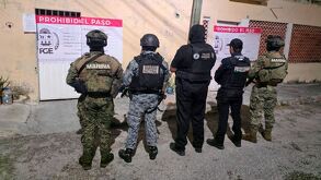 policías frente a un inmueble asegurado con sellos