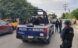 Personas siendo detenidas en la colonia Lázaro Cárdenas por acumulación de basura en un domicilio.