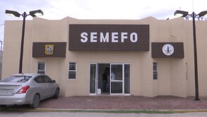 Se observa una fachada color beige con letras que dicen Semefo.